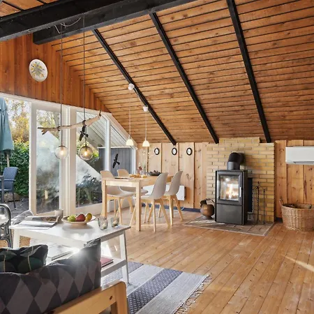 2 Bedroom Beautiful In Holiday home *