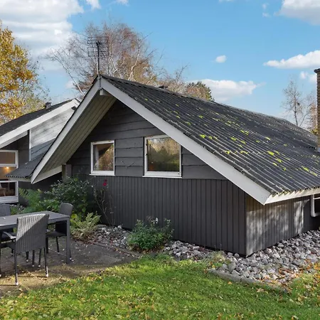 2 Bedroom Beautiful In Дом отдыха