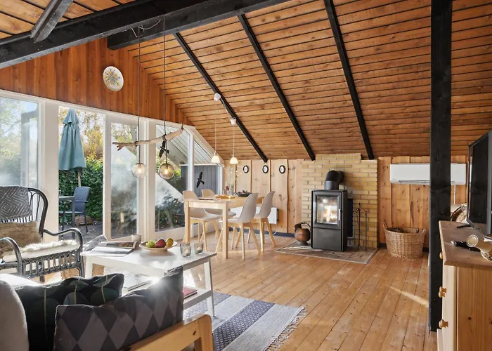 2 Bedroom Beautiful In Holiday home *