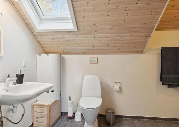 2 Bedroom Beautiful In Holiday home *